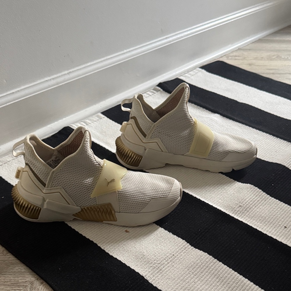 Puma Cream and Gold Women's Sneakers